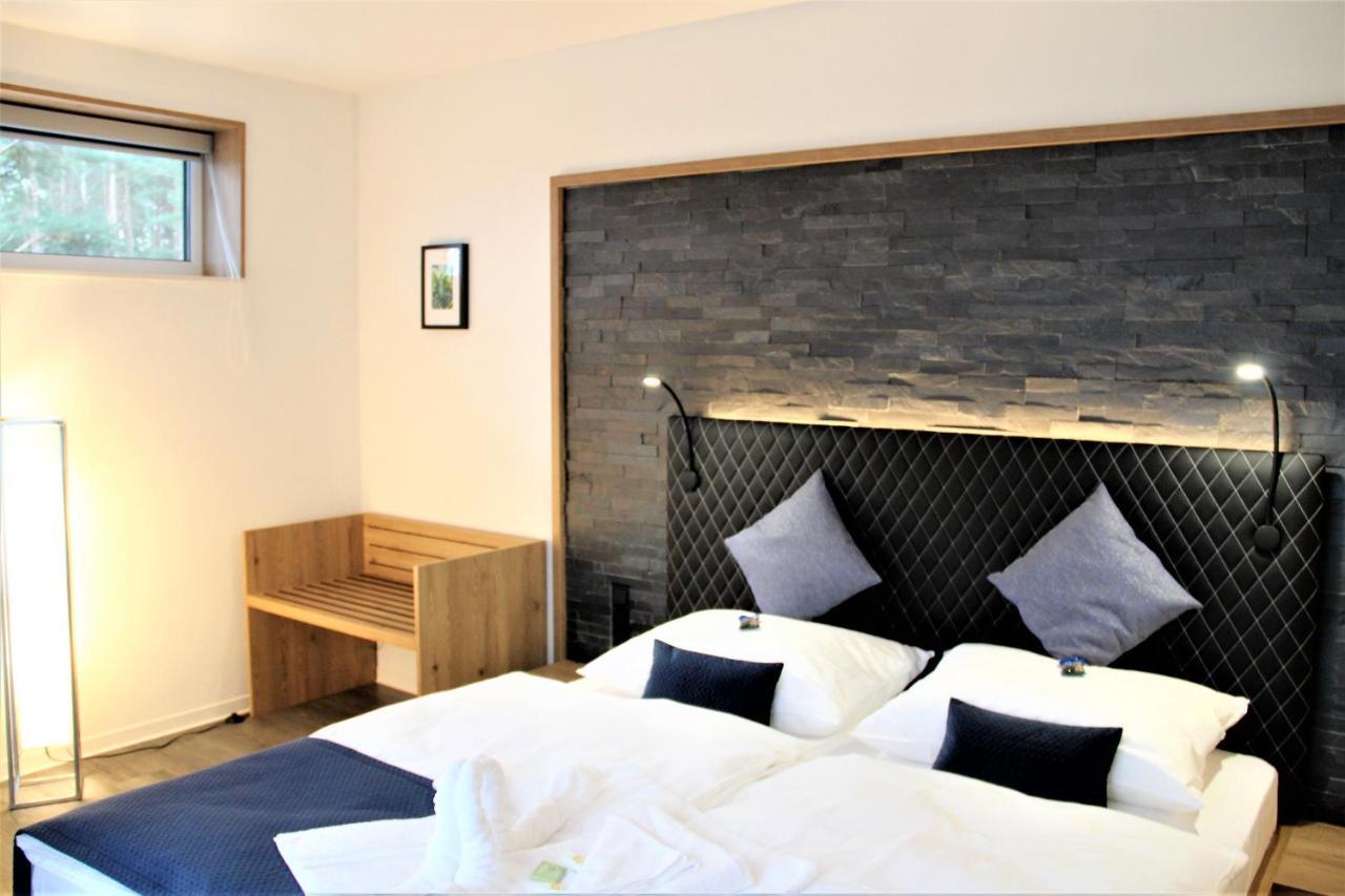 Art & Galerie Hotel Lenz Plauer See Fuenfseen Bagian luar foto