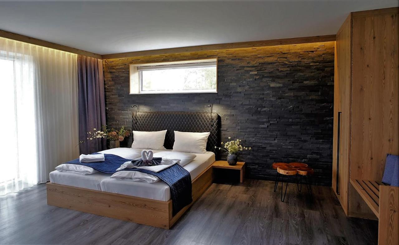 Art & Galerie Hotel Lenz Plauer See Fuenfseen Bagian luar foto
